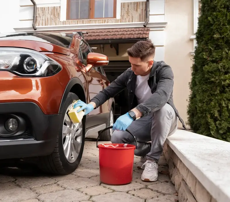 Lavage auto à domicile Bastelica : professionnel intervenant sur un véhicule